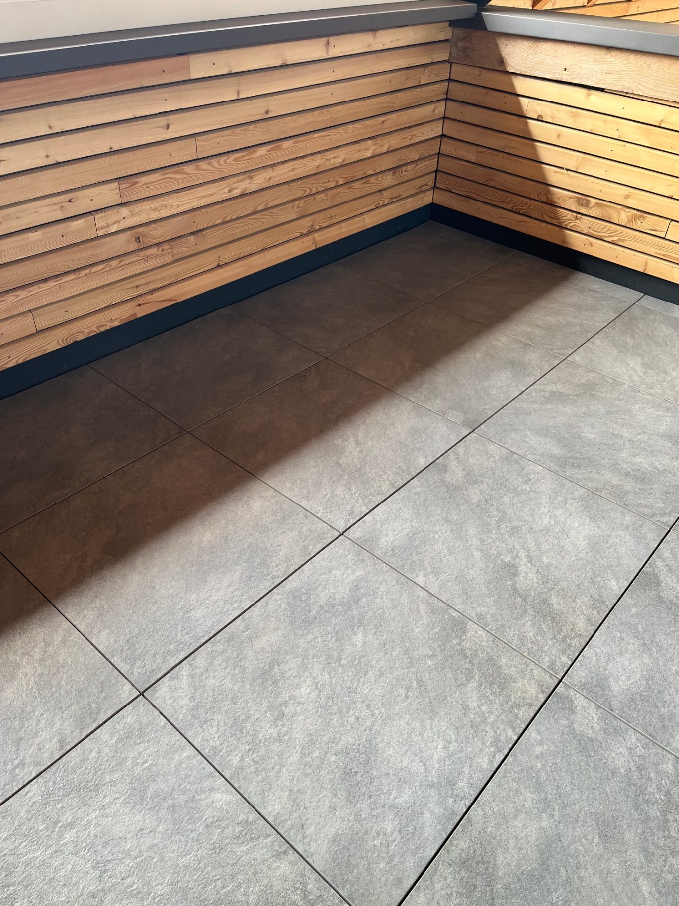 Feinsteinzeugplatten auf Stelzlagern