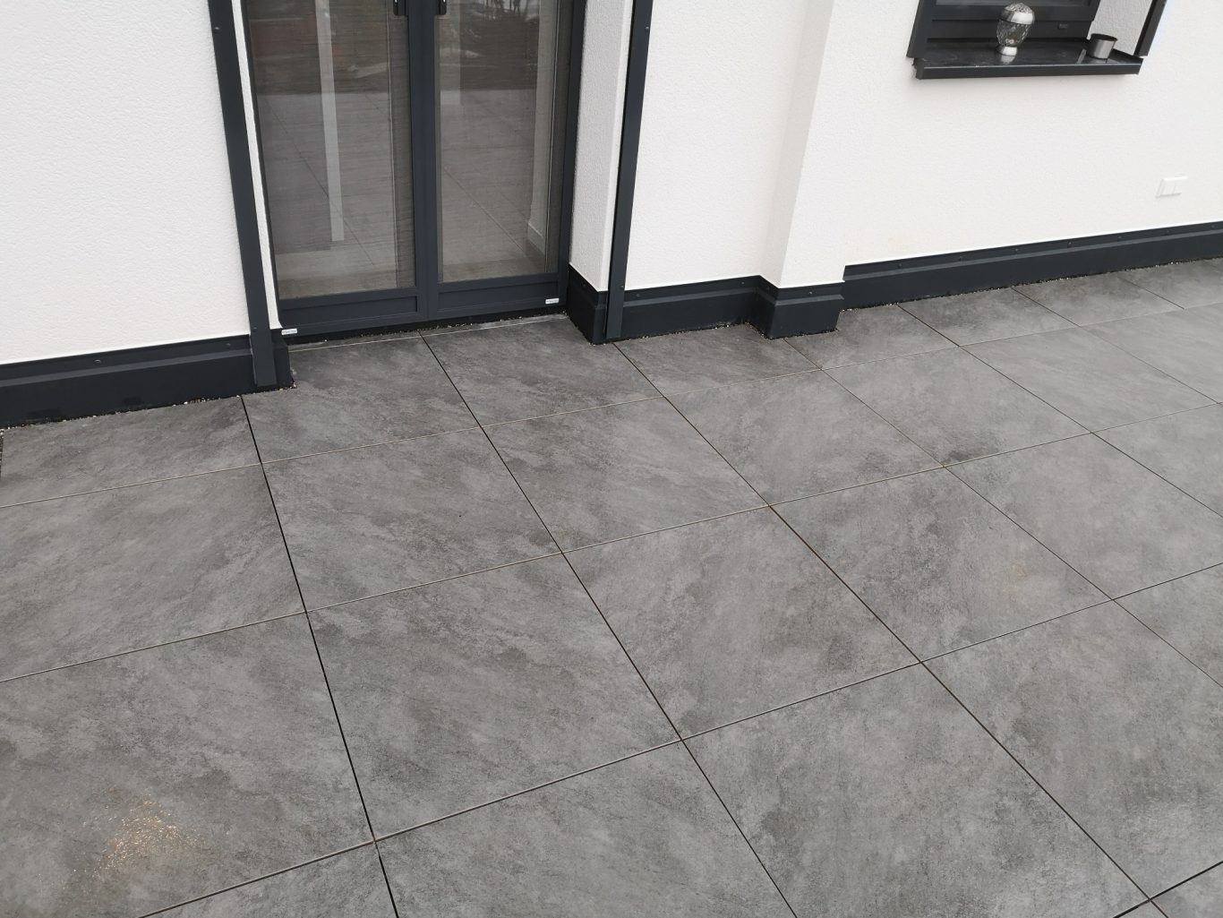 Feinsteinzeugplatten auf Kies