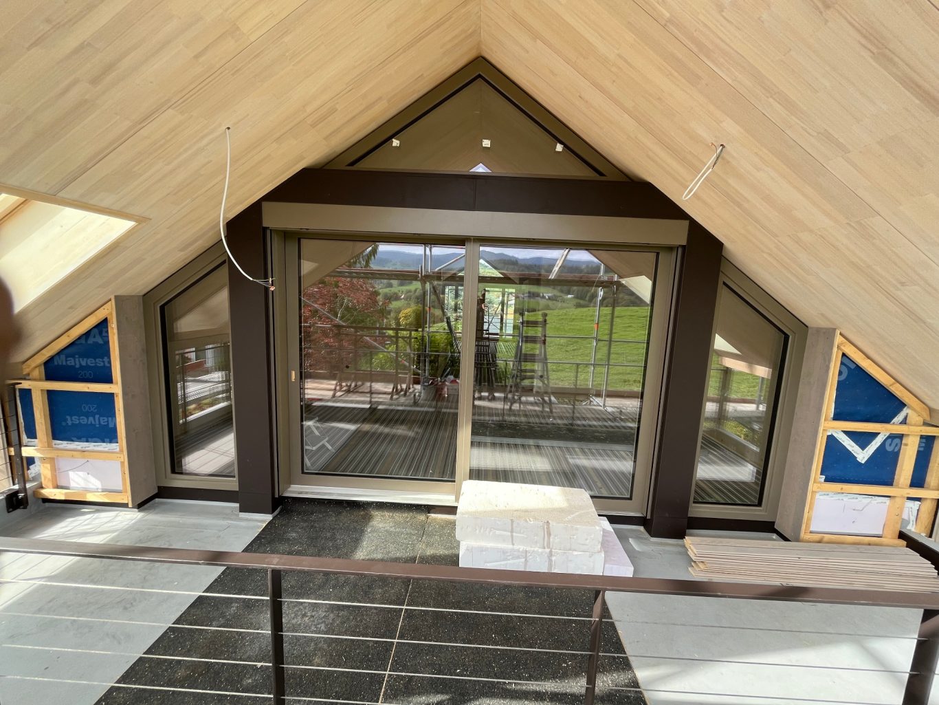 Fensterverkleidungen, Alu nussbraun Fensterelement in Giebelfassade mit Anschlussblechen aus braunem Aluminium