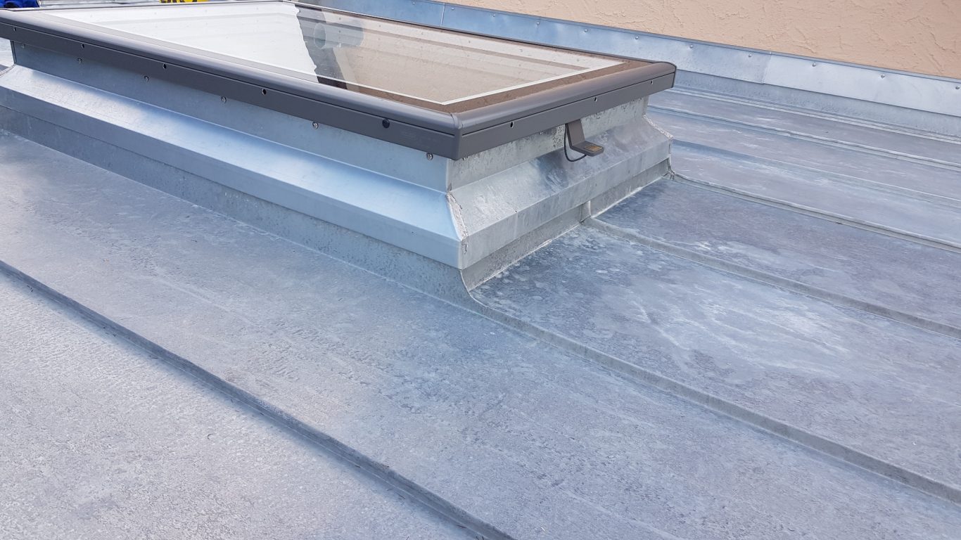 Blechdach, Titanzink Dachfenster in Titanzink Blechdach eingefasst in Doppelstehfalztechnik