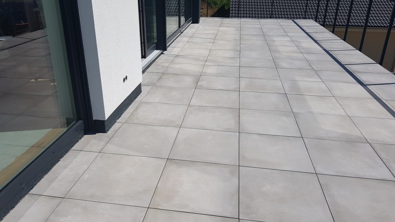 Feinsteinzeugplatten auf Kies