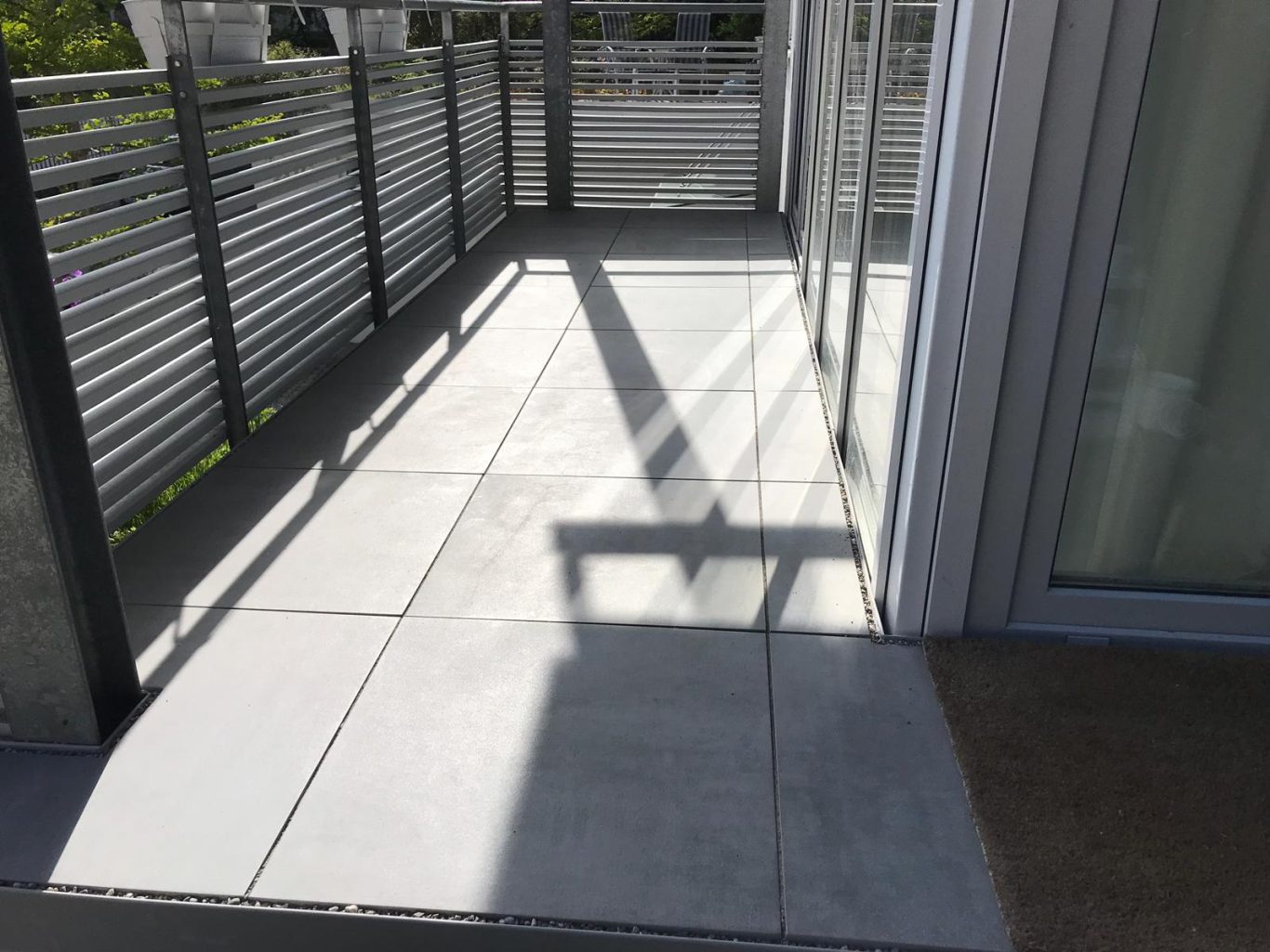 Feinsteinzeugplatten auf Kies