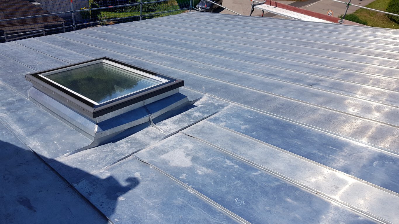 Blechdach, Titanzink Dachfenster in Titanzink Blechdach eingefasst in Doppelstehfalztechnik