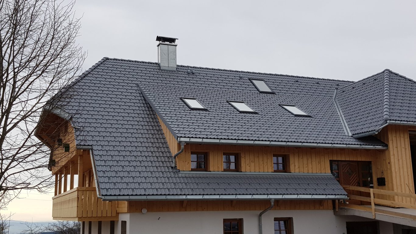 Blechnerarbeiten, Wohn-u.Ökonomiegebäude Dach eines sarnierten Bauernhofes mit Blechnerarbeiten aus Titanzink