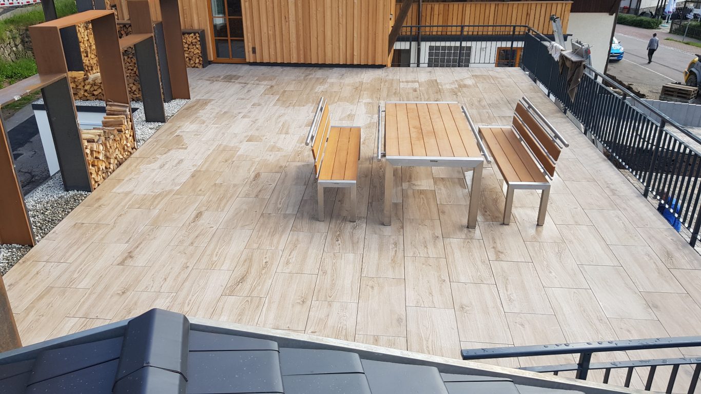 Feinsteinzeugplatten in Holzoptik