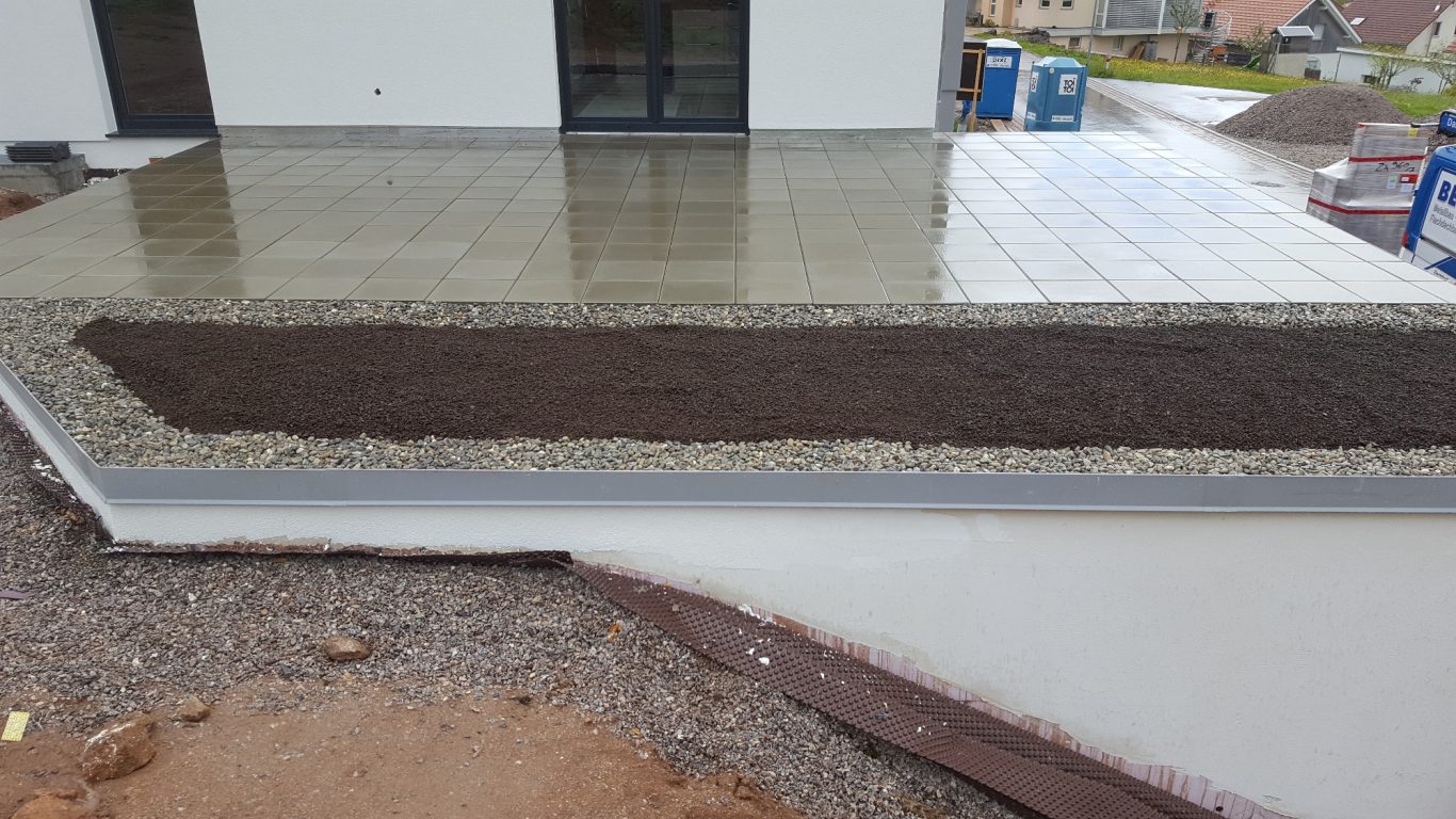 Betonplatten auf Terrasse mit Gründach