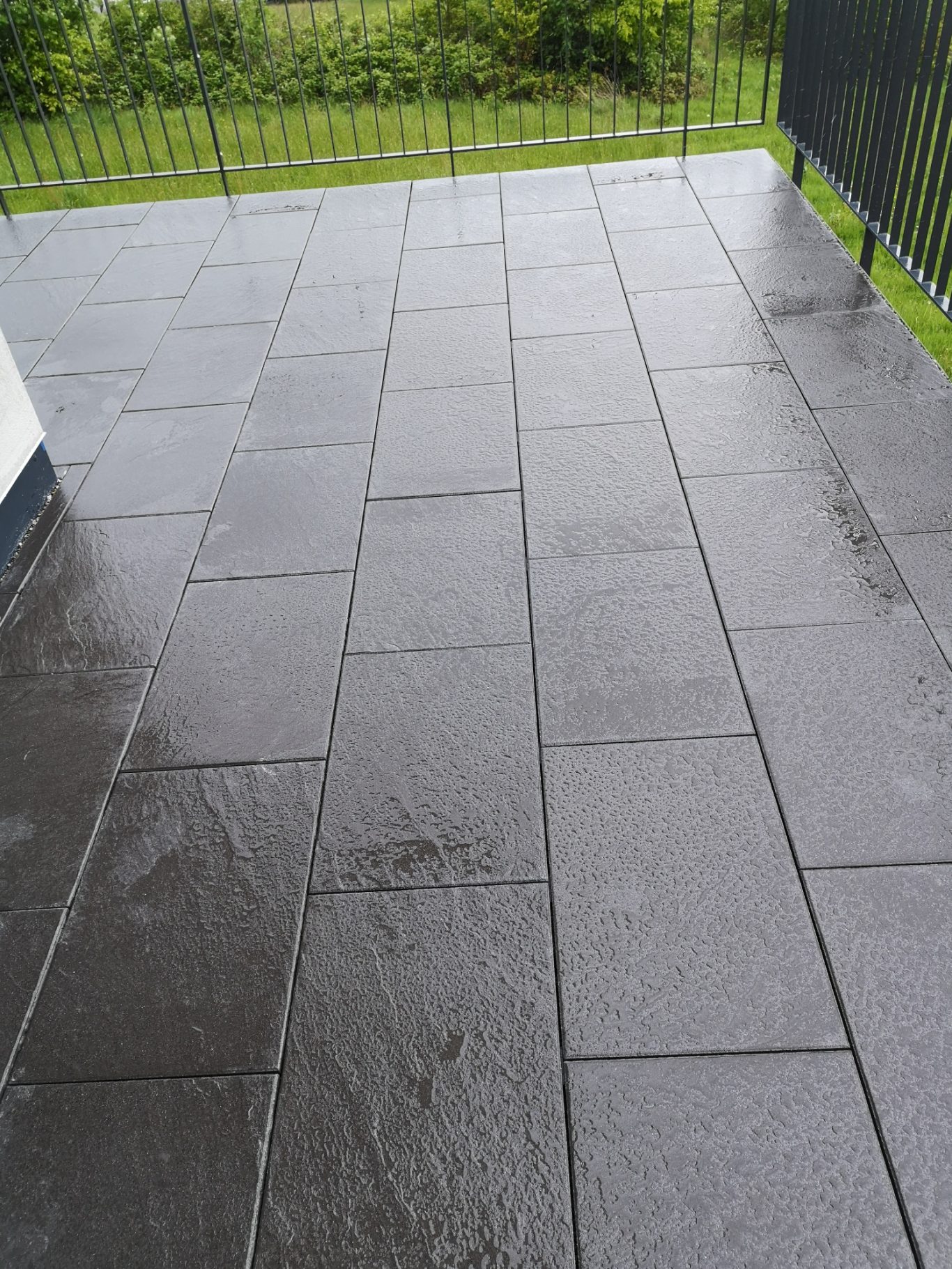 Betonplatten auf Kies