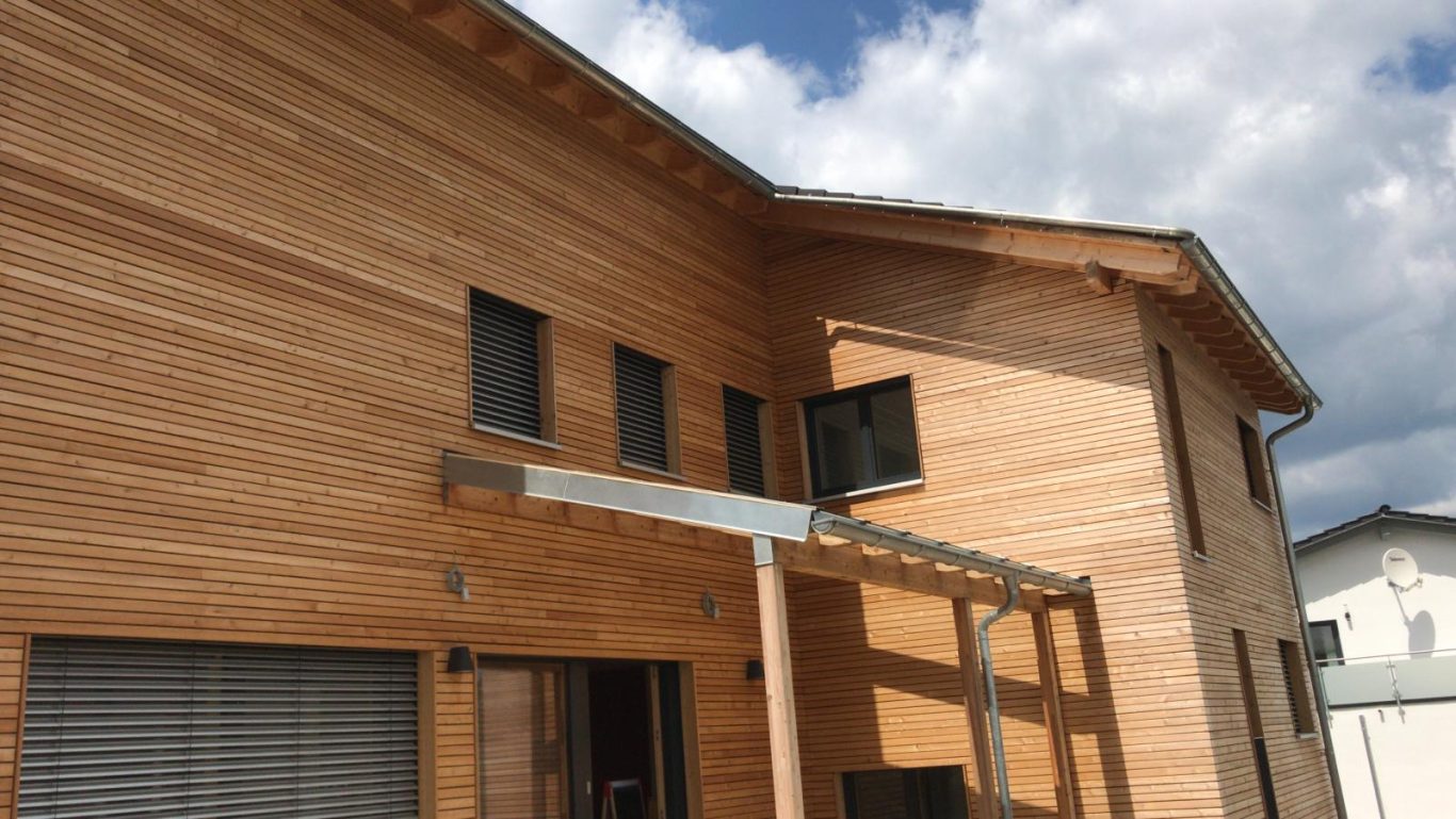 Blechnerarbeiten, Einfamilienhaus Holzhaus mit Glasüberdachung und Anschlussblechen aus Titanzink