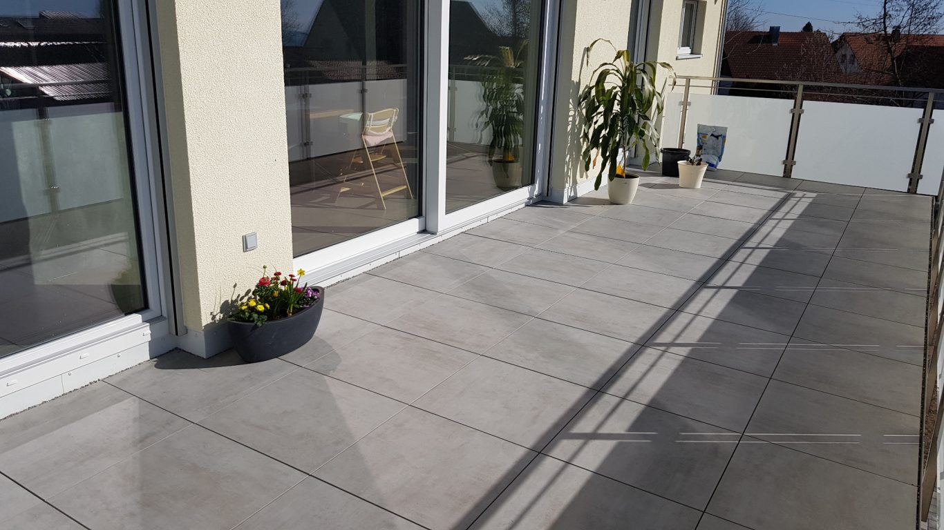 Feinsteinzeugplatten auf Kies